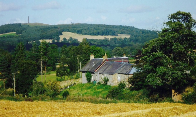 Jedburgh Cottage | Cozy 1 Bedroom Accommodation with Lake View in Jedburgh