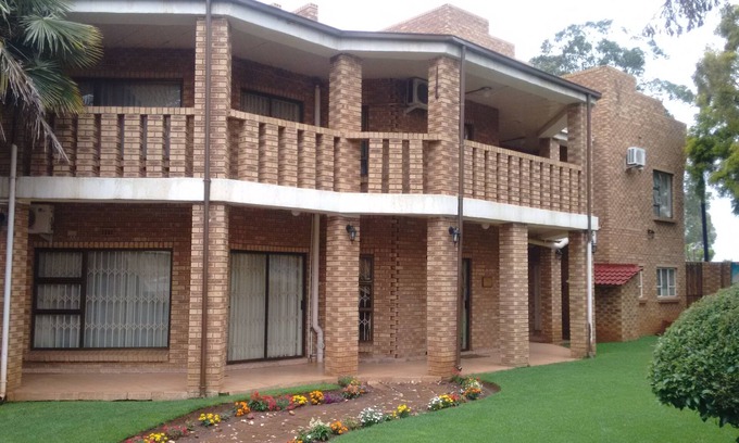 Daveyton House | Relax at Lapeng Village Guest House with Pool and Breakfast