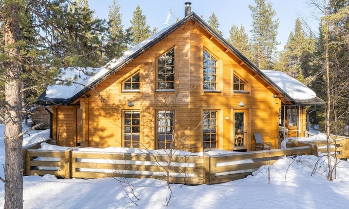 Rauhala House | Idyllic Sarah Dreamhome in Lapland with Spa & Lake Views