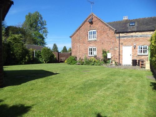 Checkley Apartment | Discover Family-Friendly Comfort at Lapwing Cottage
