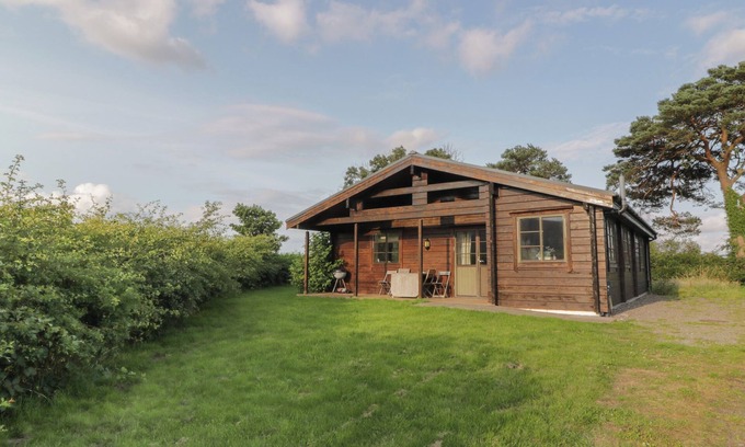 Kirkbean Cottage | Welcoming Lapwing Lodge: Pet-Friendly Retreat with Fireplace