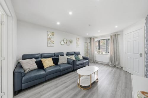 Coventry Apartment | Lara's 4 Bedroom House near Coventry