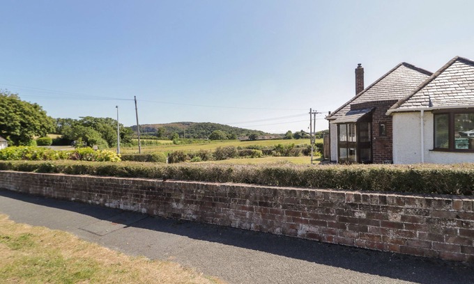 Tywyn Cottage | Pet-Friendly LARAGH: Cozy Holiday Cottage with Ocean Views