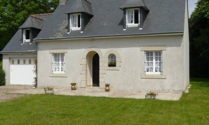 Pouldreuzic House | Tranquil LARAON Maison in Pouldreuzic with Family Amenities