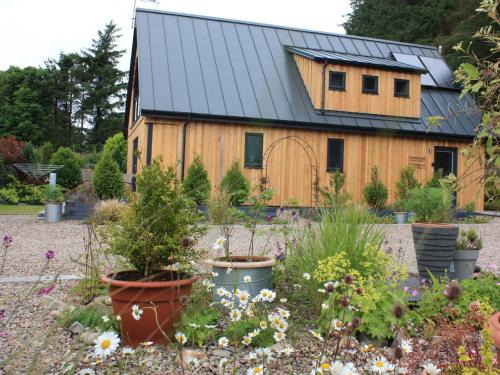 Ellon House | Welcoming Larchwood Lodge: 5-Star with a Stellar Review