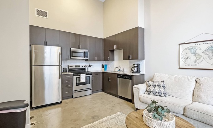 Downtown Des Moines Apartment | Spacious 1 Bed Apartment with Pool in Downtown Hub