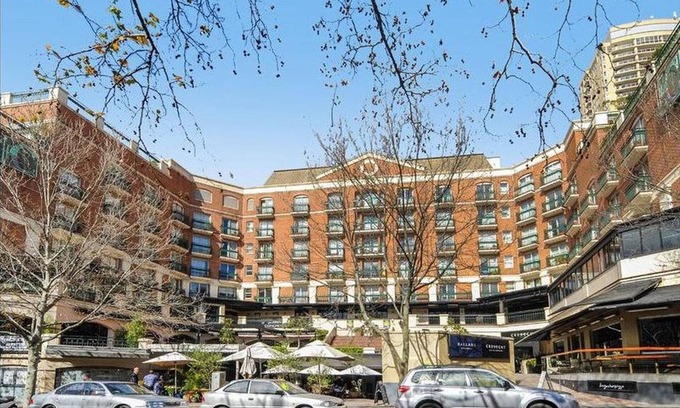 Woolloomooloo Apartment | Large 1 bed with parking and rooftop pool