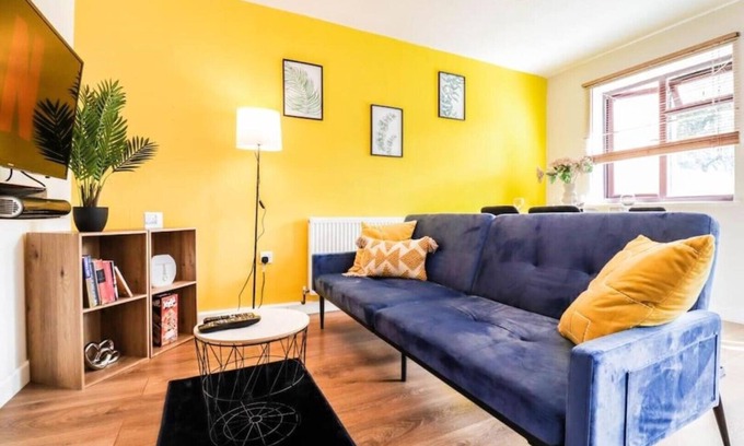 London Borough of Hounslow Apartment | Convenient 1-Bedroom Apartment Near Heathrow Airport