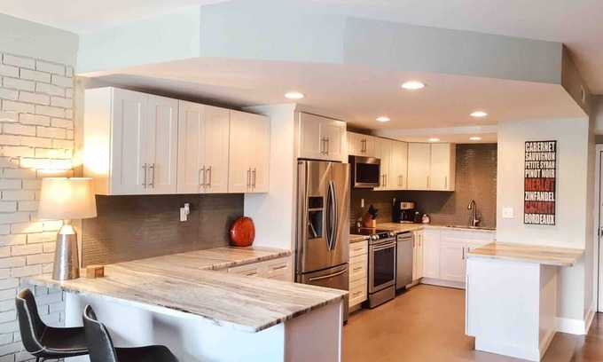 Nashville Condo | Music Row Condo with Guitar Pool & Top Guest Rating 10/10
