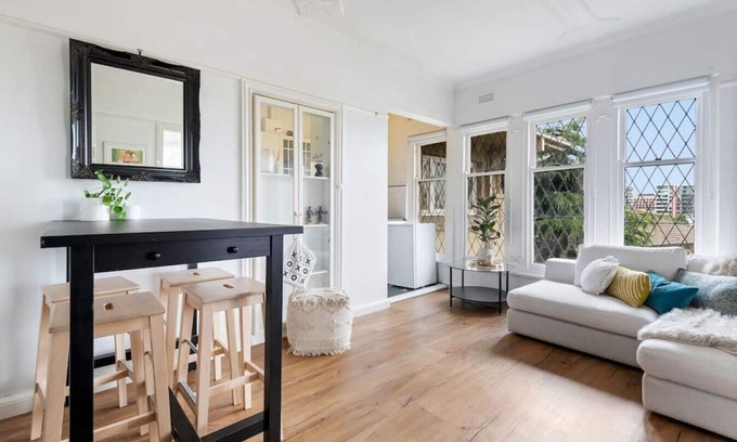South Yarra Apartment | Spacious 1B South Yarra with Spa & Family-Friendly Amenities