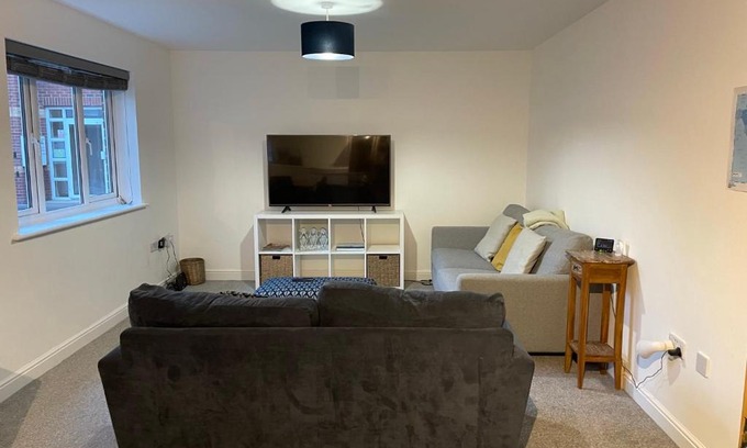 Quedgeley Apartment | Spacious 2 Bedroom Apartment Near Chelt Elmore & Quays