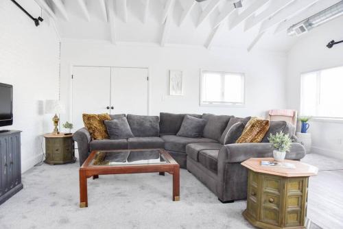 Pleasant Hills Apartment | Ideal 2 Bedroom Retreat in Prime Location for Families