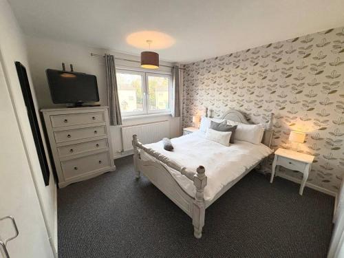 Hereford House | Comfortable City Home with 2 Double Beds, Family-Friendly