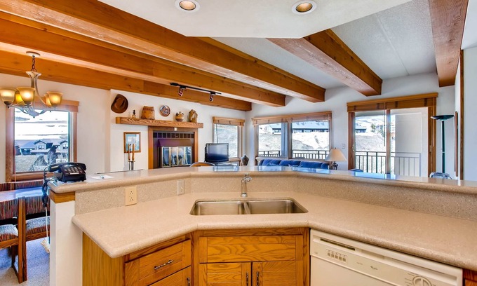 Crested Butte Condo | Spacious 2 BR Condo with Hot Tub & No Cleaning Fee!