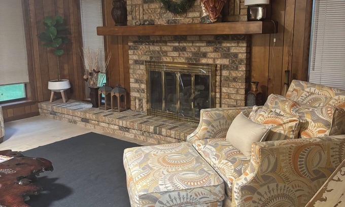 Benton House | Retro 70’s Theme Home with Spa & Pet-Friendly Amenities