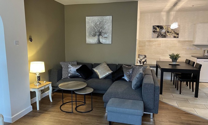 Street Apartment | Convenient 3 Bedroom Apartment Near Glastonbury Town Centre