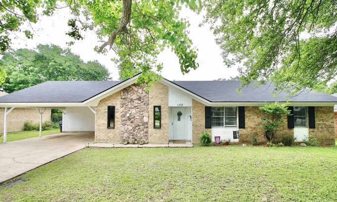 Claiborne House | Large 3-bedroom house in the heart of West Monroe