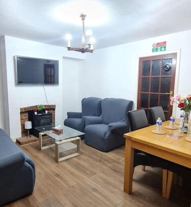 Cradley House | Spacious 3 Bedroom House - Family Friendly Retreat
