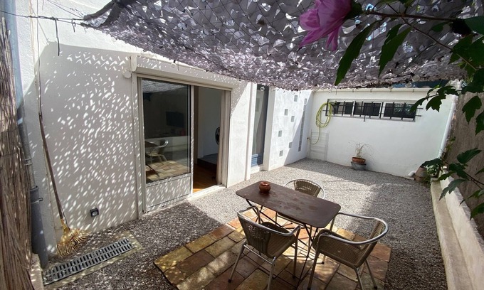 La Chamberte Apartment | Spacious 38m2 Studio with Private Courtyard & Netflix
