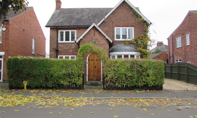 Newark House | Large 4 bed detached house with parking