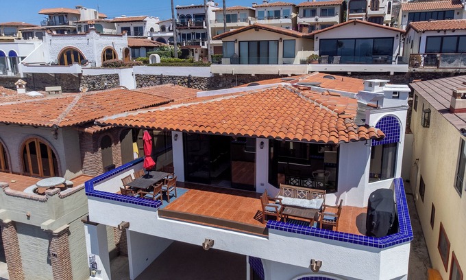 Las Gaviotas House | Spacious 4 Bedroom Home with Oceanfront Views in Las Gaviotas