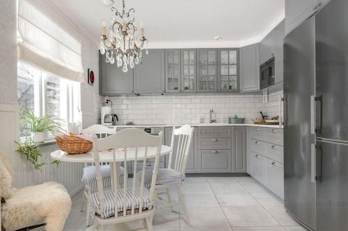 Innerstaden Villa | Charming 4 Bedroom Villa with Lush Garden Retreat