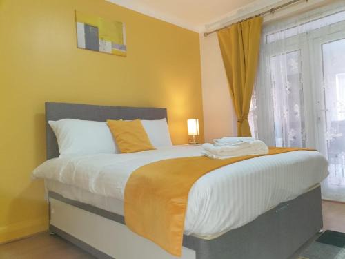 Slough Apartment | Spacious 4-Bed House Near Slough Train Station with Parking