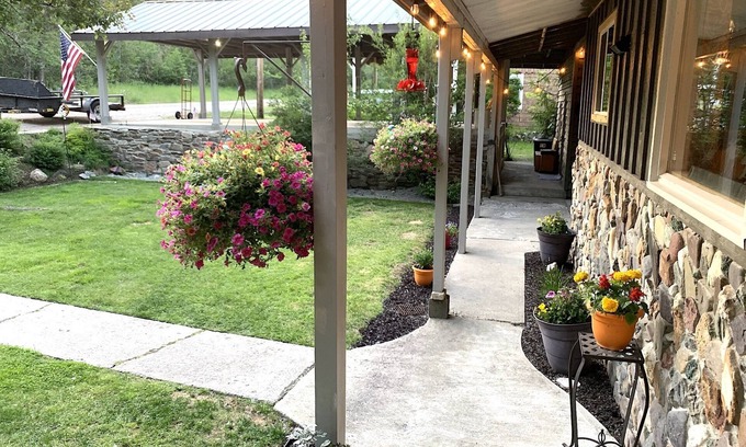 Priest River Cabin | Spacious 5 Bed Cabin with Lake View & Full Kitchens