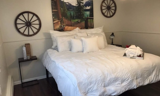 Warren House | Family-Friendly 5 Bedroom Home with King Bed & Kitchen