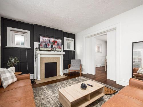 University District House | Spacious 5 Bedroom House Near OSU - Great for Groups