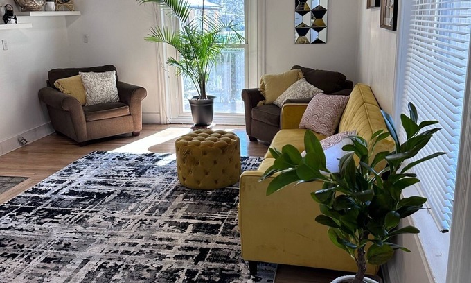Northwest Philadelphia House | Spacious 6-Bedroom Twin Retreat in Historic Germantown
