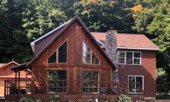 Traverse City House | Large 6-bedroom home, sleeps 16! WiFi and a private sandy beach in Traverse City