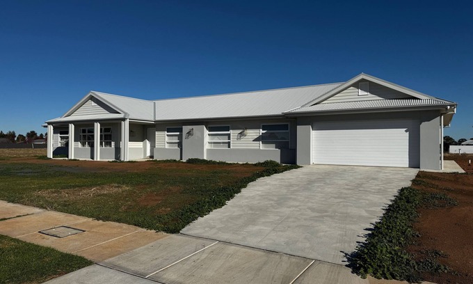 Yarrawonga House | LARGE 6 BEDROOM HOME - SLEEPS 12 - 3 MINUTE DRIVE TO LAKE MULWALA
