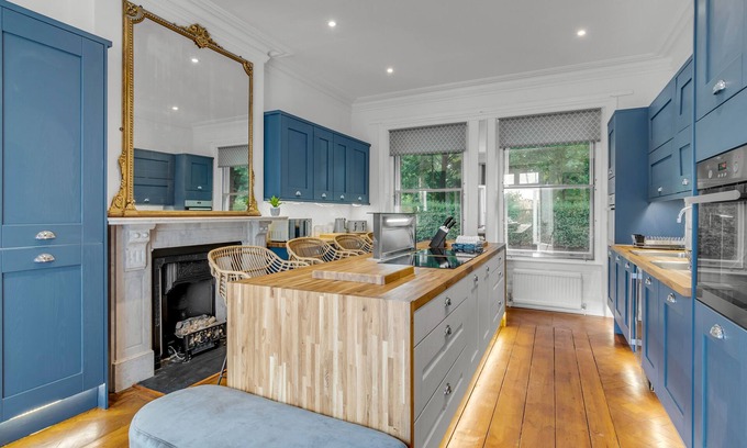 Norwich House | Spacious 5-Bedroom House for Groups with Great Views
