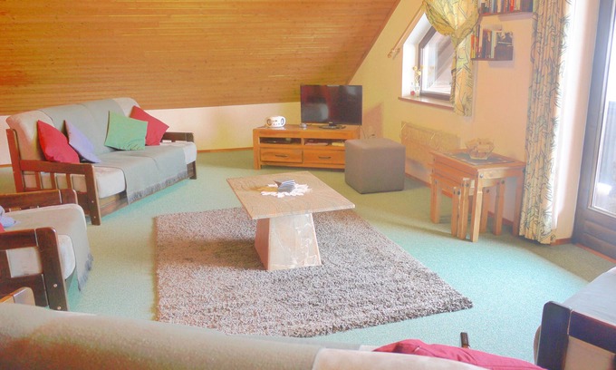 Sankt Michael im Lungau Apartment | Spacious Apartment with Private Balcony and Pool Access