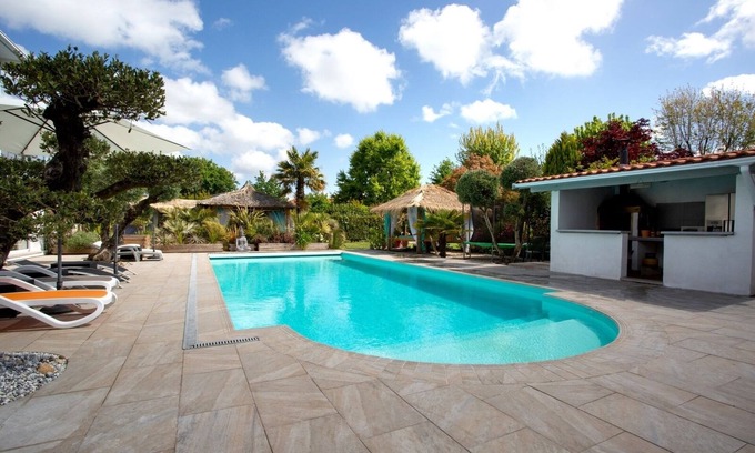Biscarrosse House | Idyllic Retreat: Spacious Home with Heated Pool & Views