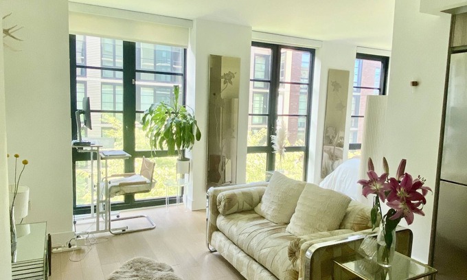Gowanus Apartment | Bright Alcove Studio in Luxury Doorman Building
