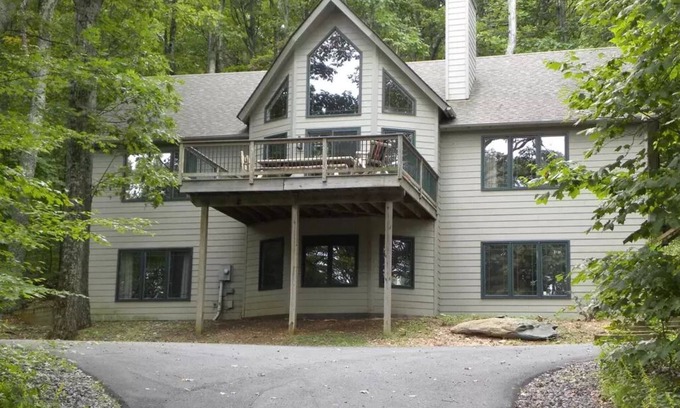 Pedlars Edge House | Elegant 5BR Chalet with Pool and Lake Views - Rated 10/10