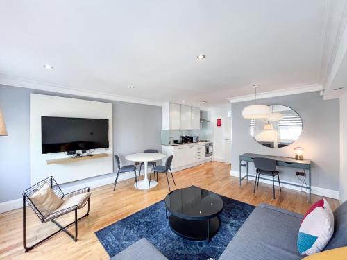 Camden Town with Primrose Hill Apartment | Stylish Apartment with Family-Friendly Amenities Awaits