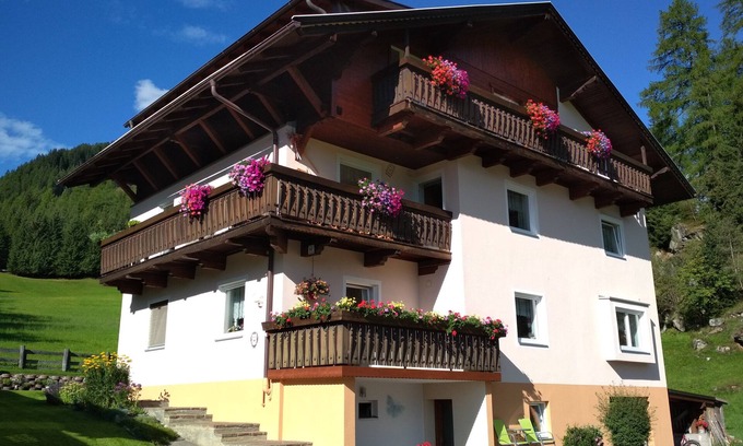 Sankt Jakob in Defereggen Apartment | Spacious Family Apartment with Mountain Views & Free WiFi