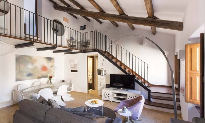 Rione VI Parione Apartment | Spacious Self-Catered Apartment in Rome, Pet-Friendly Escape