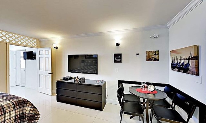 Galt Mile Resort | Inviting Large Apartment at Ocean Manor Resort with Spa
