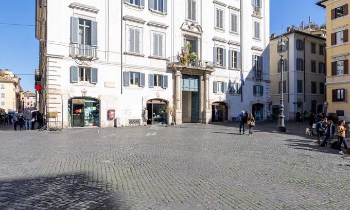 Rione VII Regola Apartment | Spacious Apartment Overlooking Campo Dei Fiori for Groups