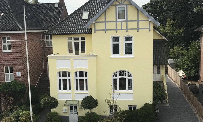 Buxtehude Apartment | Spacious Apartment in Central Buxtehude with Sauna & Spa