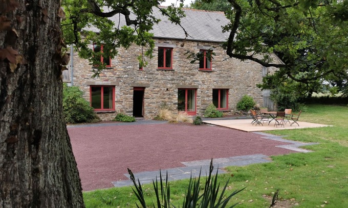 Maxent House | Relaxing Farmhouse Retreat in Brocéliande with Spa & Hot Tub