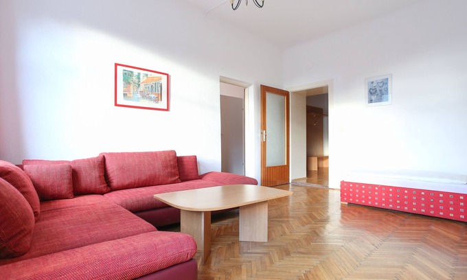 Leopoldstadt Apartment | Bright Apartment Near Center & Danube Island with Pool
