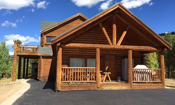 Silverthorne House | Cozy Log House Retreat with Pool and Family-Friendly Amenities