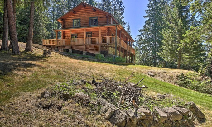 Sagle Cabin | Spacious Cabin with Fire Pit, Grill & Spa on 34 Acres!