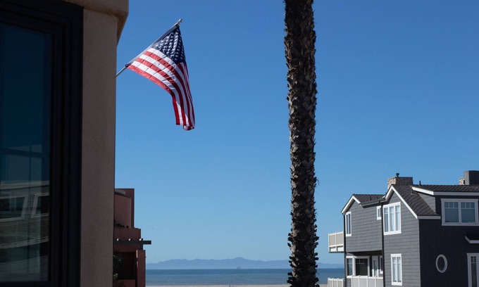 Hollywood House | Impeccably Designed Beach House: Oceanfront Bliss Awaits