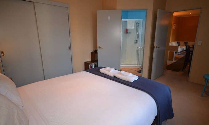 Te Aro Apartment | Stylish CBD Apartment with Spa and Family-Friendly Amenities